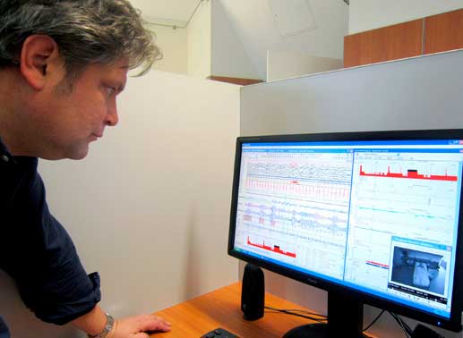 Gesundmacher Dr. Michael Feld schaut sich eine Schlafrhythmus-Kurve an. Bild: Sender