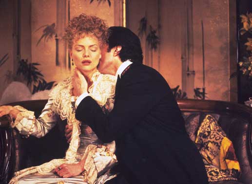 Newland (Daniel Day-Lewis) gesteht Ellen (Michelle Pfeiffer) seine Liebe und erwägt, die Hochzeit mit May abzusagen. Bild: Sender / Sony Pictures