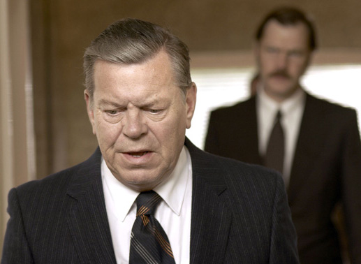 Polizeichef Bill Molloy (Warren Clarke, vorne) will um jeden Preis verhindern, dass seine korrupten Machenschaften auffliegen. Bild: Sender