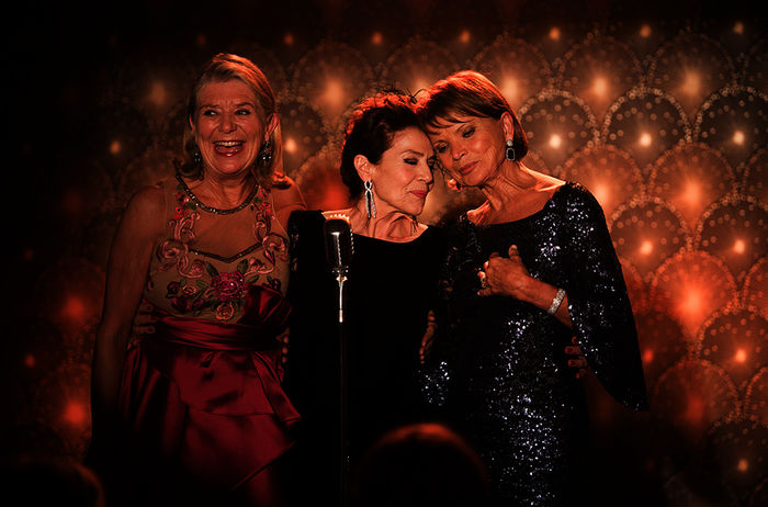 Die drei Freundinnen Helga (Jutta Speidel), Kiki (Hannelore Elsner) und Marie (Uschi Glas) er&ouml;ffnen gemeinsam ein Tanzcafé. Dies gibt dem zerstritten Trio neue Energie und den Glauben an die Liebe zur&uuml;ck. Bild: Sender / ARD Degeto / Laurent Tr&uuml;mper
