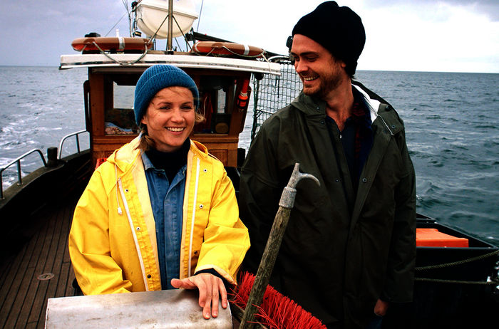 Marie (Cornelia Gröschel) und Alex (Sebastian Fräsdorf) auf dem Fischkutter. Bild: Sender /  ARD Degeto / Harald Cremer/