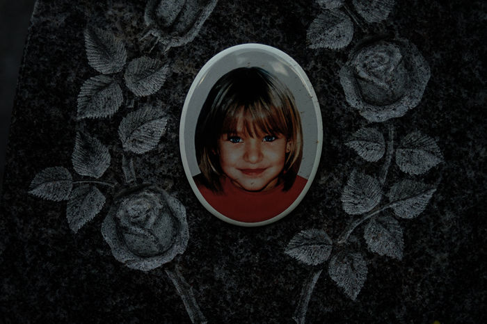 Höllental - Das Verschwinden": Ein Grabstein mit dem Foto eines jungen Mädchens. Bild: Sender / ZDF / Alexander Gheorghiu