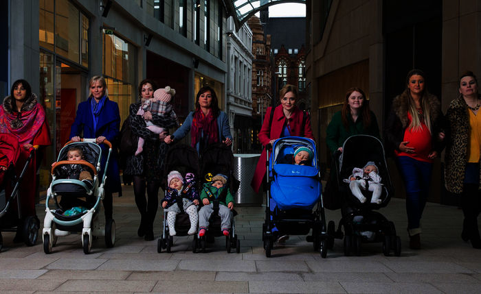 „Der Club“ v.l.n.r. : Jasmin Sidhwa (Taj Atwal), Roanna Wilson (Hermione Norris), Kim Hall (Katherine Parkinson), Diane Manning (Jill Halfpenny), Vicky (Christine Bottomley), Rosie Hutchinson (Hannah Midgley), Shelley (Gemma Dobson) und Maxine (Sandra Huggett). Bild: Sender / WDR / BBC / Rollem Productions / Matt Squire,