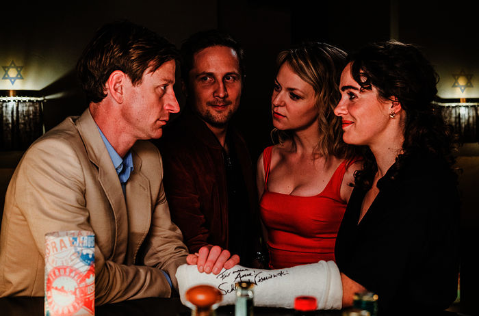 Daniel (Maxim Mehmet), Tobias (Lasse Myhr), Laura (Lisa Wagner) und Anne (Verena Altenberger). Bild: Sender / BR / ORF / Bavaria Fiction GmbH / Conradfilm