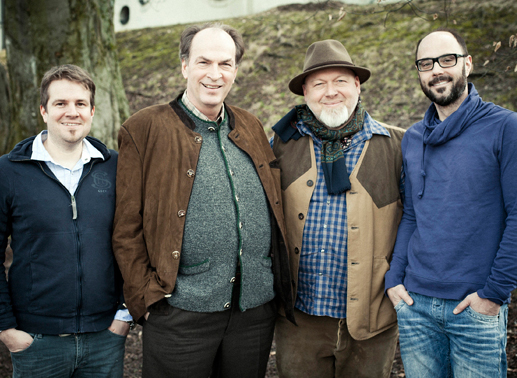 Hauptdarsteller Kluftinger alias Herbert Knaup, 2.v.li.; Regisseur Rainer Kaufmann, 2.v.re. und die Autoren der Kluftingerkrimireihe Michael Kobr, li. & Volker Klüpfel, re. Bild: Sender / Hagen Keller