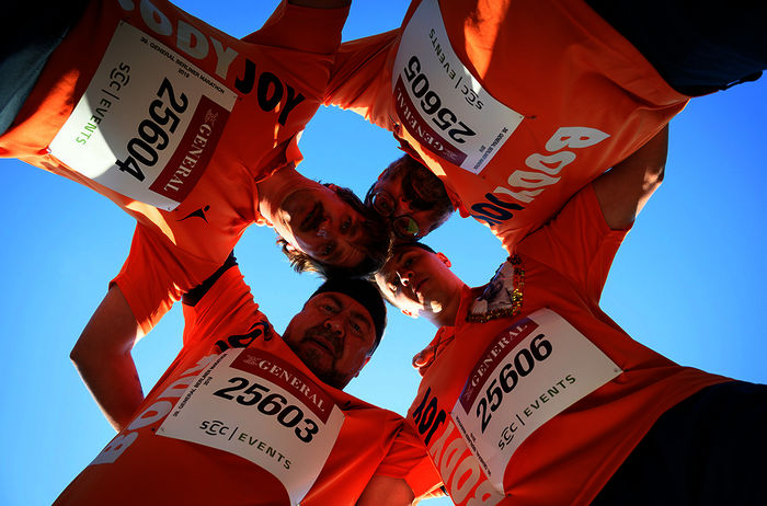 Die Jungs machen sich warm. Köll (Karsten Mielke); Carlo (Armin Rode); Becker (Heiko Pinkowski); Roger (Tim Kalkhof). Bild: Sender / ARD / Christoph Assmann