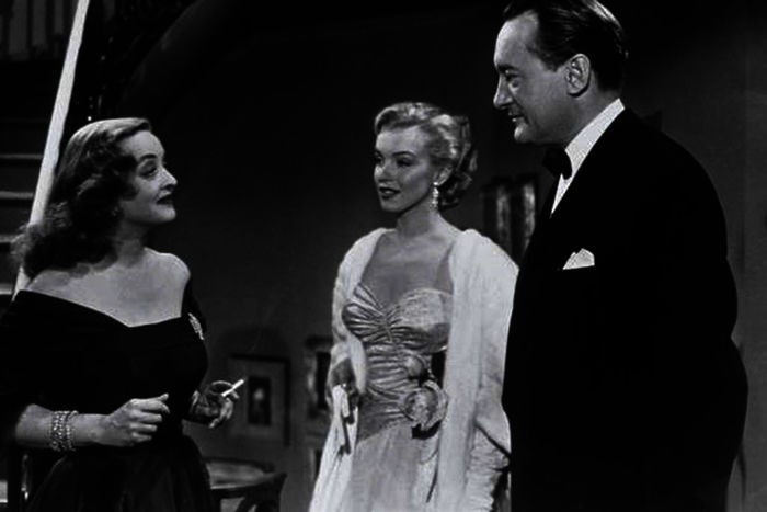 Margo Channing (Bette Davis) empfängt ihre Gäste Claudia Casswell (Marilyn Monroe) und den Journalist Addisson DeWitt (George Sanders). Bild: Sender / 1950 Twentieth Century Fox
