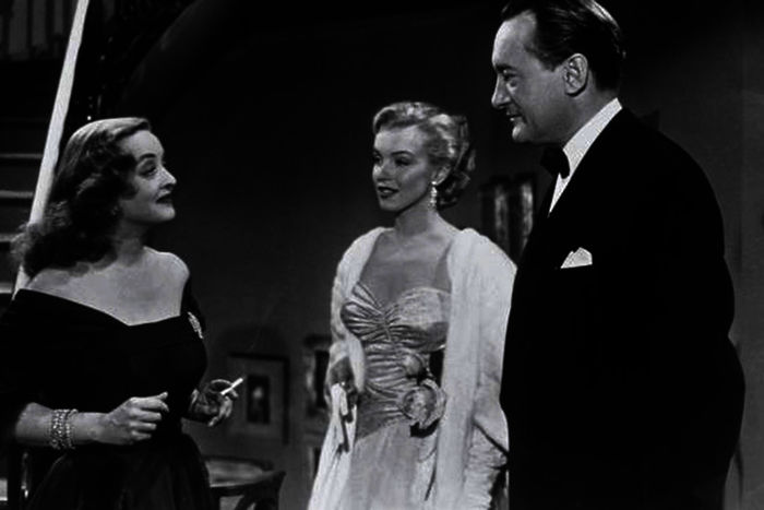Margo Channing (Bette Davis) empfängt ihre Gäste Claudia Casswell (Marilyn Monroe) und den Journalist Addisson DeWitt (George Sanders). Bild: Sender / 1950 Twentieth Century Fox