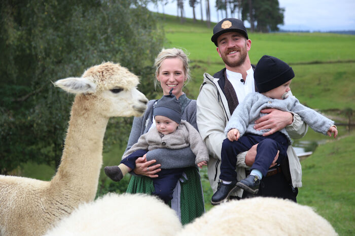 Lust aufs Land - Bayerische Hofgeschichten: Neben Milchvieh und Pferden leben auf dem Funkenhof von Simon und Pia Stöckle im Allgäu auch Alpakas. Bild: Sender / BR / isarflimmern fernsehproduktion GmbH & Cutflow GmbH