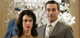 Rachel Menken (Maggie Siff, l.) führt Don Draper (Jon Hamm, r.) durch ihr Warenhaus. Bild: ZDF