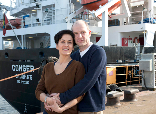Das Ehepaar Hanna (Marie-Lou Sellem) und Martin Jens (Götz Schubert) ist gemeinsam bei einer Hamburger Werft beschäftigt. Bild: Sender