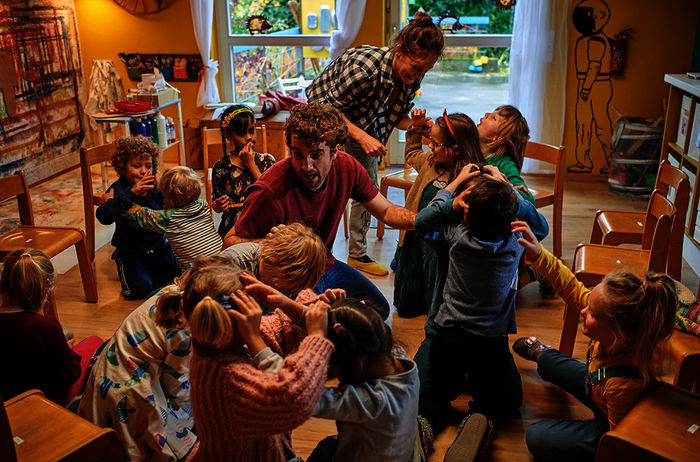 Freddy (Oliver Wnuk) und seine Kollegin Lara (Franziska Wulf) haben viel Spaß mit ihrer Kindergartengruppe. Bild: Sender/ ARD Degeto / Reiner Bajo