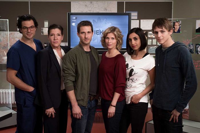 Das Ermittler-Team der IEK Berlin. (v.l.n.r. Tobias Licht, Katy Karrenbauer, David Rott, Valerie Niehaus, Narges Rashidi, Merlin Rose). Bild: Sender / Claudius Pflug