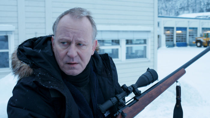 Einer nach dem anderen: Nils (Stellan Skarsgård) bringt die Regeln der Mafia ganz schön durcheinander. Bild: Sender/ Neue Visionen Filmverleih