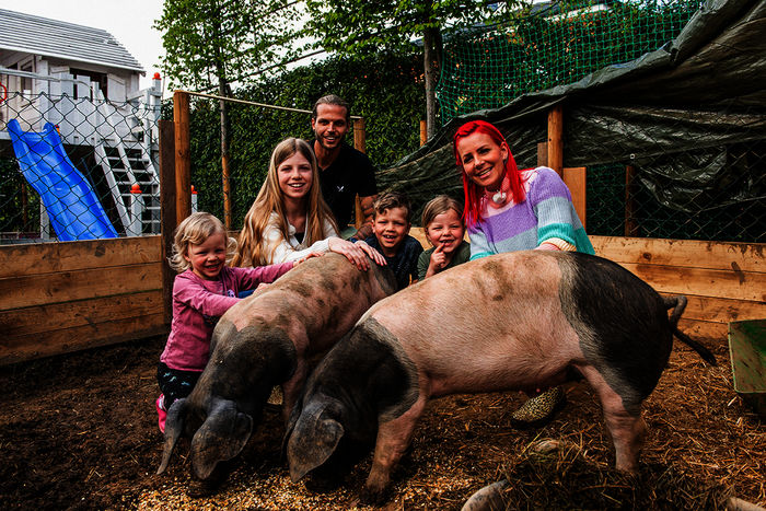 GewissensBISSE - Das Fleischexperiment: Divia, Delani, Dennis, Dion, Dalina und Dana Diekmeier. Bild: Sender / TVNOW / Susanne Lencinas