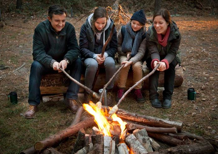 Merle (Greta Bohacek), Roman (Harald Schrott), Lea (Stella Kunkat) und Kathrin (Anneke Kim Sarnau) am Lagerfeuer. Bild: Sender / Andreas Wünschirs