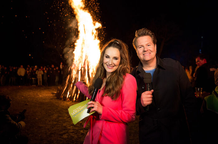 MDR Jump Osterfeuer: Präsentiert von Sarah von Neuburg und Lars-Christian Karde. Bild: Sender / MDR / Hagen Wolf,