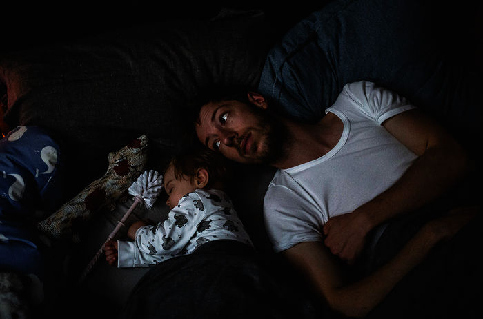 Metin Müller (Max Mauff) ist plötzlich alleinerziehender Vater. Bild: Sender / rbb / Joyn / Carolin Weinkopf