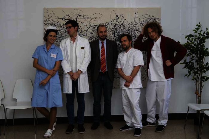 „neoManiacs“: Petra Mayer, Alexander Böhm, Nils Kuphal, Lars Fricke und Michael Schulte stehen nebeneinander und blicken in die Kamera. Bild: Sender / ZDF / Lea Dinger