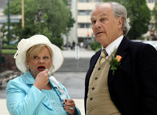 Bei der Hochzeit ist noch alles im Lot: Marianne Mendt (Leopoldine), Michael König (Franzl). Bild: Sender