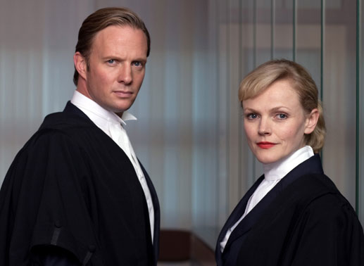 Martha Costello (Maxine Peake) und Clive Reader (Rupert Penry-Jones) arbeiten beide als Anwälte in der Londoner Shoe Lane Kanzlei und konkurrieren um den Titel des Kronanwalts. Bild: Sender/BBC