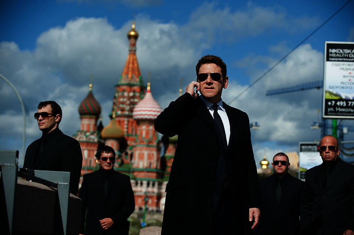 Der russische Oligarch Viktor Cherevin (Kenneth Branagh) und seine Leibwächter können nicht verhindern, dass Jack Ryan entkommt. Bild: Sender