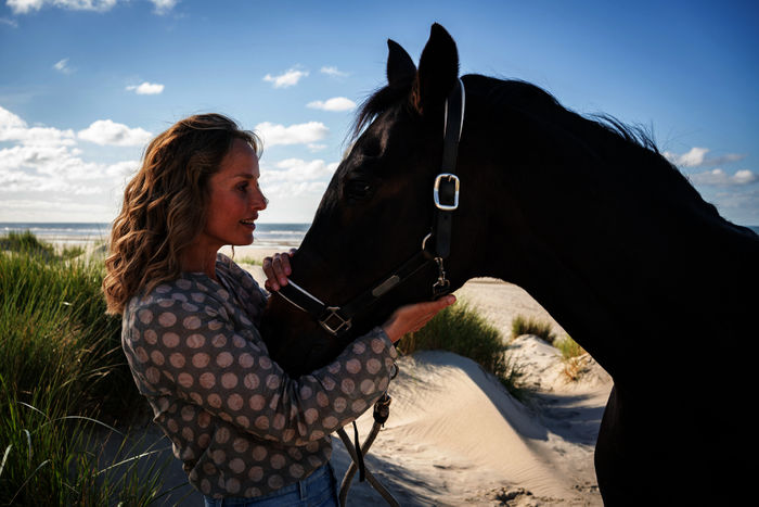 Ein Sommer auf Langeoog: Bildunterschrift:Antonia (Lara Joy Körner) auf Langeoog mit dem Zuchtpferd Paco. Bild: Sender / ZDF / Georges Pauly,