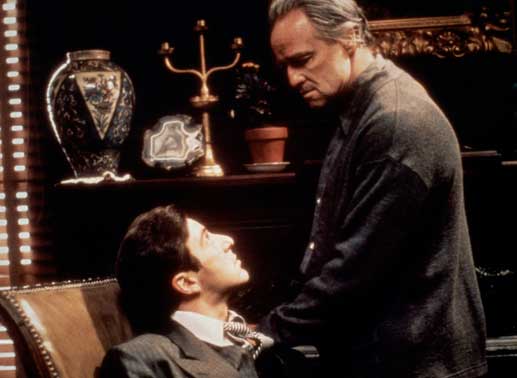 Don Vito Corleone (Marlon Brando, re.) mit seinem jüngsten Sohn Michael (Al Pacino, li.). Bild: Sender/Paramount