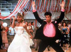 Ein Traumpaar au&szlig;er Rand und Band: Beim diesj&auml;hrigen Schulball st&uuml;rmen Danny (John Travolta) und Sandy (Olivia Newton-John) die Rock 'n' Roll-Tanzfl&auml;che. Bild: Sender