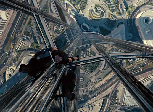 Waghalsiger Stunt von Tom Cruise – am höchsten Gebäude der Welt, dem Burj Khalifa in Dubai. Bild: Sender / Universal Pictures