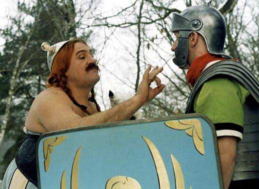 Ein Fingerschnippen reicht Obelix (Gérard Depardieu), um einen römischen Soldaten aus dem Weg zu räumen. Bild: Sender