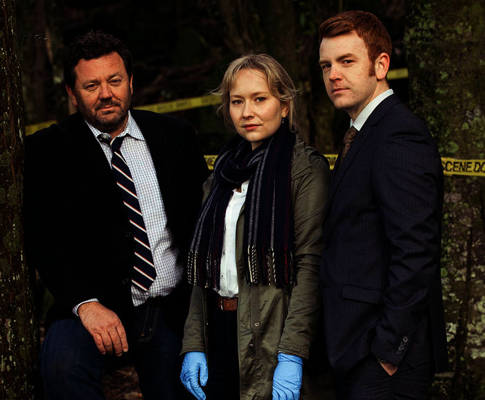 Detective Mike Shepherd (Neill Rea) kommt mit dem Auftrag nach Brokenwood, den Tod des Farmers Nate Dunn  aufzuklären. An seiner Seite ermitteln seine Mitarbeiterin Kristin Sims (Fern Sutherland) und der Polizist Breen (Nic Simpson). Bild: Sender / ARD Degeto / SPP & all3media 