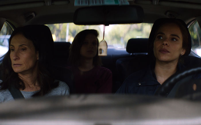 Die Meute: Die Polizistin Carla Farías (María Gracia Omegna) fährt Blancas Mutter María Ibarra (Amparo Noguera) und Celeste (Paula Luchsinger) zum Revier. Bild: Sender / ARTE France / Fremantle International Distribution