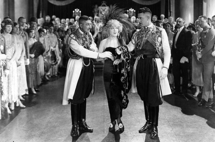 Die lustige Witwe: Die beiden Rivalen werben um die Gunst der „lustigen Witwe“ (Mae Murray, Mi.). Bild: Sender/FWMS/ZDF
