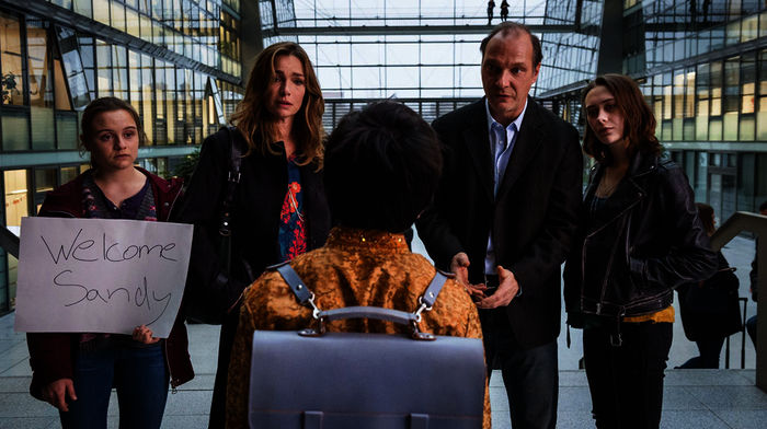 Mutter Charlotte (Aglaia Szyszkowitz), Vater Erik (Martin Brambach), Fiona (Lena Urzendowsky) und Annika (Mercedes Müller) nehmen den Austauschschüler namens „Sandy“ (Zayn Baig) in Empfang.
Bild: Sender / ARD Degeto  / Stephan Rabold