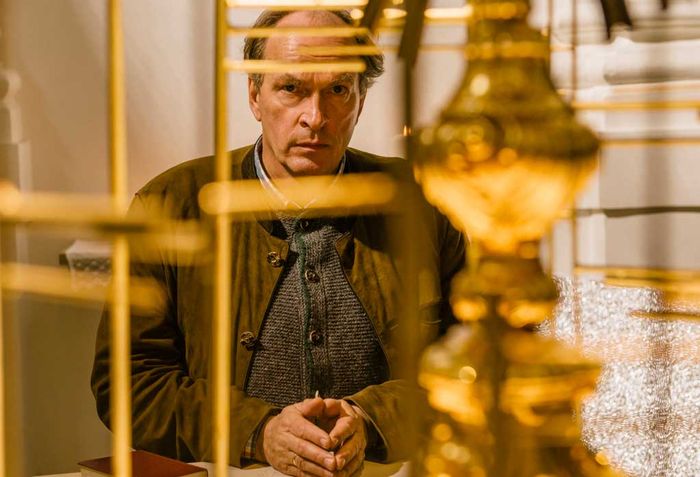 Kluftinger (Herbert Knaup) erreicht schweißgebadet die Kapelle und geht zum Beichtstuhl.
Bild: Sender / ARD Degeto / BR / Hendrik Heiden
