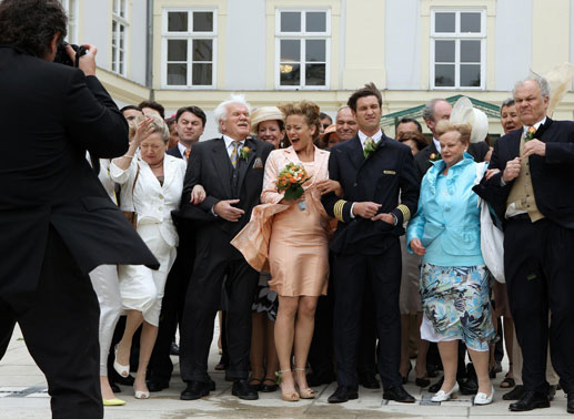 Auf die Traumhochzeit folgt das Erwachen: Kitty Speiser, Werner Prinz, Muriel Baumeister, Andreas Kiendl, Marianne Mendt, Michael König. Bild: Sender