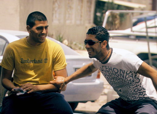 Die Freunde Omar (Shahir Kabaha, li.) und Shata (Elias Sabah, re.) versuchen durch den illegalen Verkauf von Benzin Geld aufzutreiben. Bild: Sender