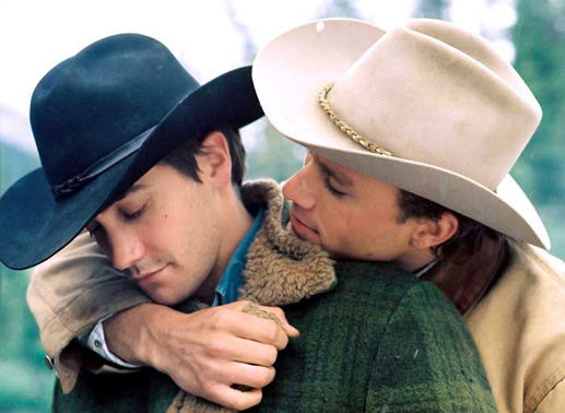Die beiden jungen Cowboys Ennis Del Mar (Heath Ledger) und Jack Twist (Jake Gyllenhaal) arbeiten zusammen auf dem Brokeback Mountain, und lernen einander nicht nur kennen, sondern auch lieben.