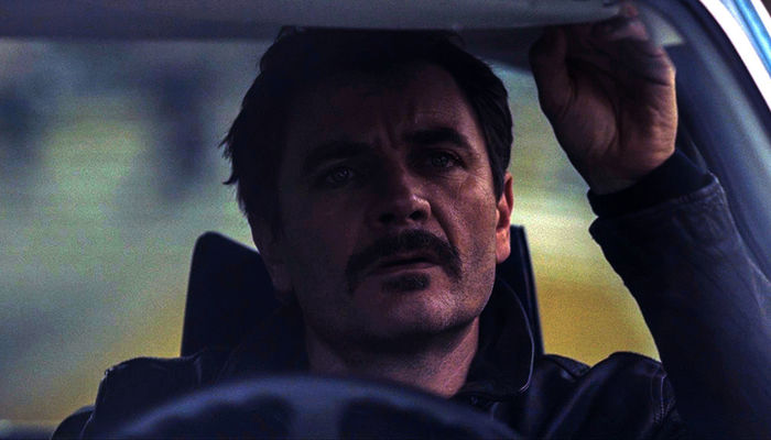 Kommissar Lenders (Alex Brendemühl) hat schwer mit dem Tod seiner Frau Beatrice zu kämpfen. Bild: Sender / Pandora Film