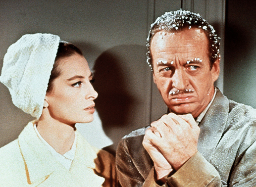 Sir Charles Lytton (David Niven) alias "Das Phantom" hat sich vor Inspektor Clouseau, der ihn entlarven will, zu dessen schöner Frau Simone (Capucine) geflüchtet. Bild: Sender