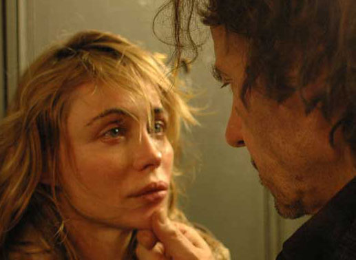 Der Taxifahrer Roger (Harvey Keitel) verliebt sich in die geheimnisvolle Alice (Emmanuelle Beart). Bild: Sender