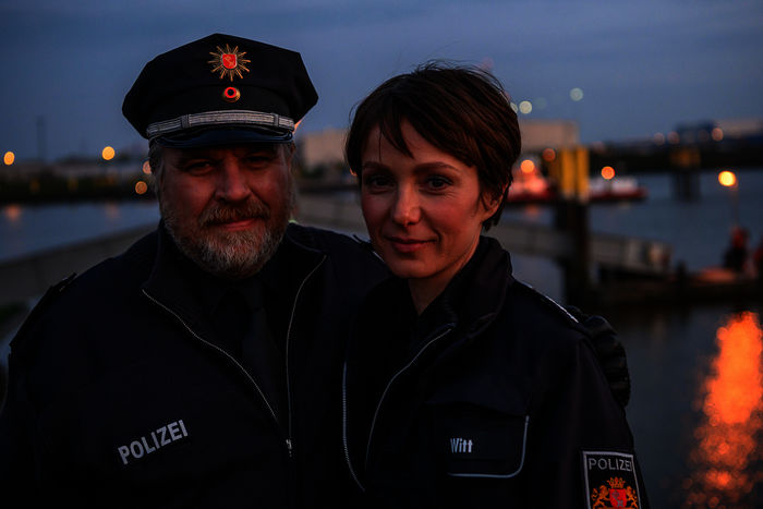 Maja Witt (Julia Koschitz) und Klaus Burck (Aljoscha Stadelmann) sind Streifenpolizisten in Bremen. Bild: Sender / ZDF / Michael Ihle 