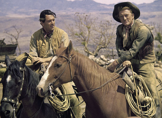 Revolverheld Brendan O' Malley (Kirk Douglas, re.) und Sheriff Dana Stribling (Rock Hudson) sind einander spinnefeind und außerdem konkurrieren sie um eine Frau. Dennoch treiben sie mit vereinten Kräften eine Viehherde von Mexiko nach Texas. Bild: Sender / NBC Universal