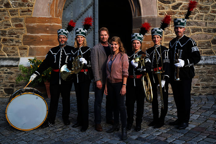 Alexander Hörbe (Manfred Schüppel), Teresa Weiflbach (Saskia Bergelt), Kai Scheve (Robert Winkler), Lara Mandoki (Karina Szabo), Esther Zimmering (Heidi Köhler), Katharina Lorenz (Constanze Wiese), Tim Bergmann (Peter Wiese). Bild: Sender/ZDF