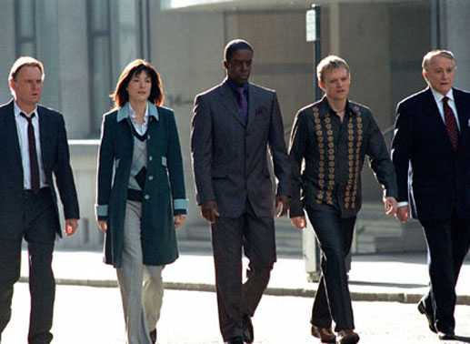 Von links nach rechts: Ashley (Ash) Morgan (Robert Glenister), Stacie Monroe (Jaime Murray), Mickey Stone (Adrian Lester), Danny Blue (Marc Warren), Albert Stroller (Robert Vaughn). Bild: Sender