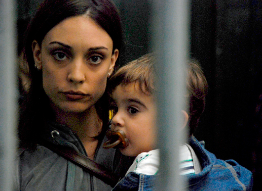 Julia (Martina Gusman) mit ihrem Sohn Tomas (Tomás Plotinsky), den sie im Gefängnis zur Welt gebracht hat. Bild: Sender