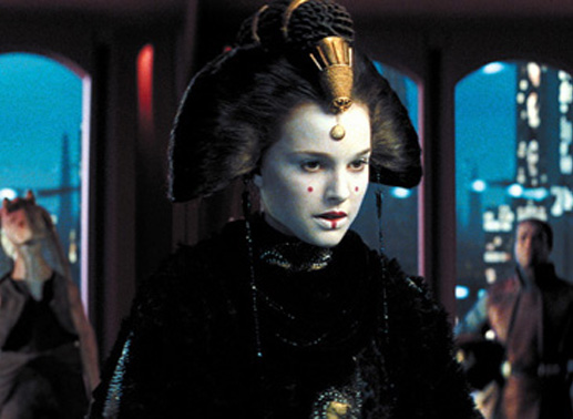 Senatorin Padmé Amidala (Natalie Portman) ist im Visier überaus dunkler Mächte. Bild: Sender