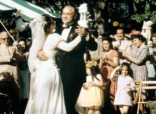 Zur Hochzeit seiner Tochter Connie (Talia Shire) organisiert Mafiaboss Don Vito Corleone (Marlon Brando) ein rauschendes Fest. Bild: Sender/Paramount