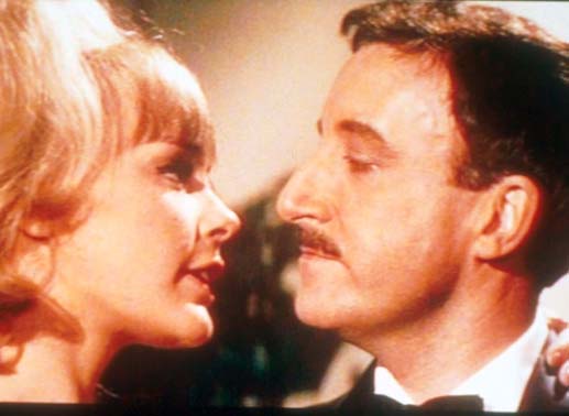 Kommen sich näher: Peter Sellers und Elke Sommer. Bild: Sender